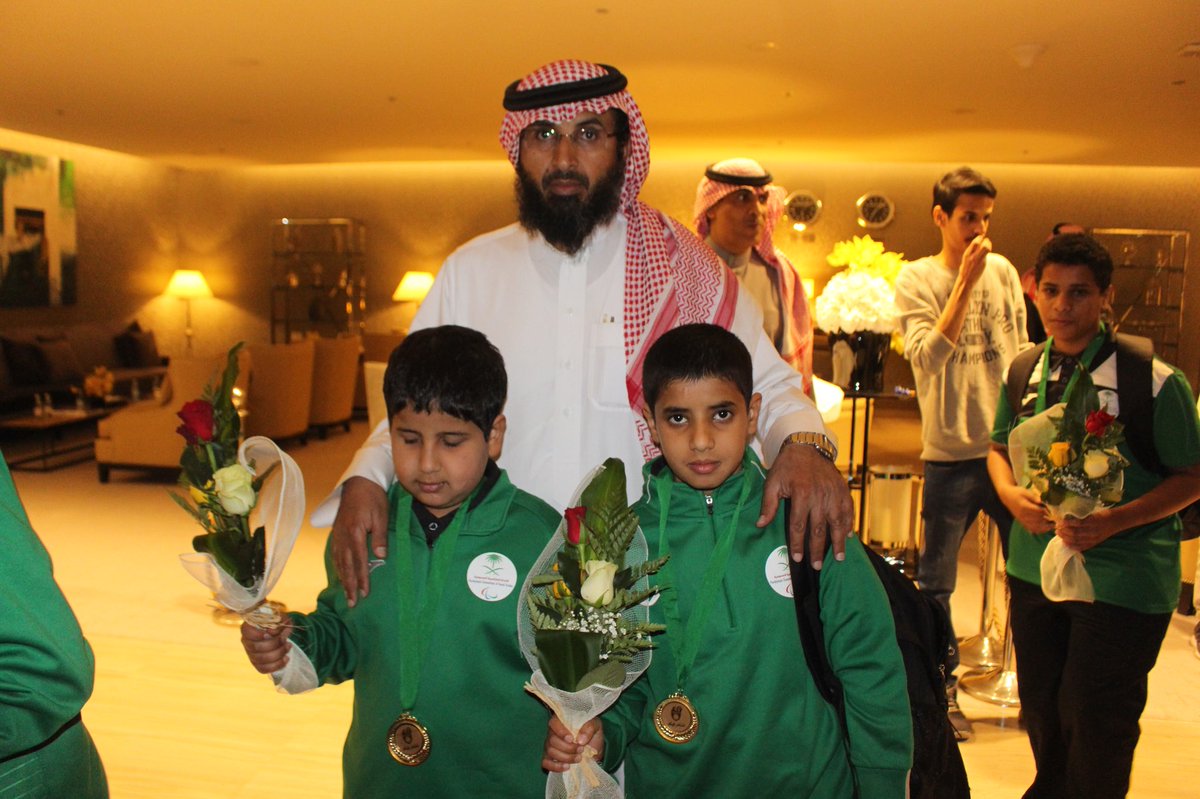 sul6analshehri2's tweet photo. شارك بالاستقبال الفنان فايز المالكي والاستاذ فهد الشقران مدير اكاديمية الذهب واعضائها ومدير مؤسسة مجتمع واحد الاستاذ طلال الجابر والاستاذ سعد الحربي والاعلامي وسيم الفايز وعدد من مشاهير السوشيل ميديا https://t.co/FBPU5oT91f