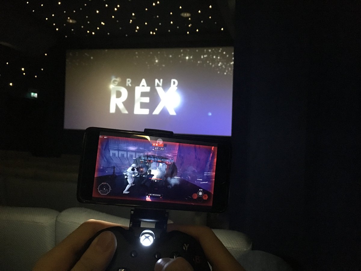 On peut mettre le film en pause svp ? Faut qu'on termine notre fight ! 
Si vous aussi, vous voulez jouer dans la file du ciné, ou avant le lancement du film, rendez-vous sur : shadow.tech  ! 
cc <a href="/EAStarWars/">EA Star Wars</a> <a href="/LeGrandRex/">Le Grand Rex</a> #TeamShadow #StarWarsBattlefrontII