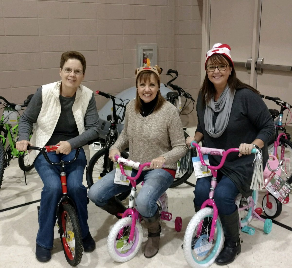 FNBFirst's tweet photo. Our elves are busy helping with @SalArmyMoKan Reno County toy distribution event today! #FNBGive #TisTheFirst https://t.co/IX0Lp45Pzq