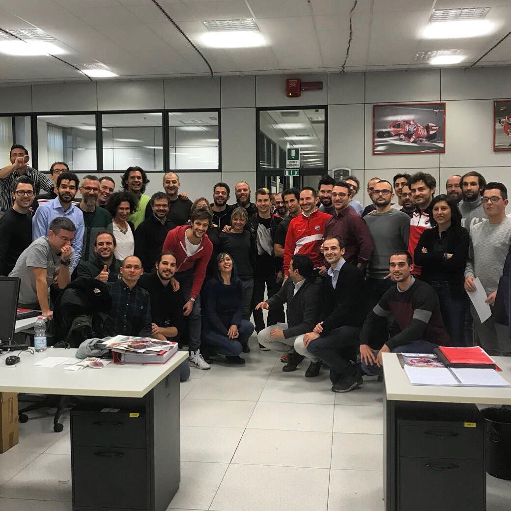 Día en la oficina con los compañeros de @DucatiMotor! / Today I've visited all the Ducati team, great time with you! 👌🏼 #jorgelorenzo #Ducati #office