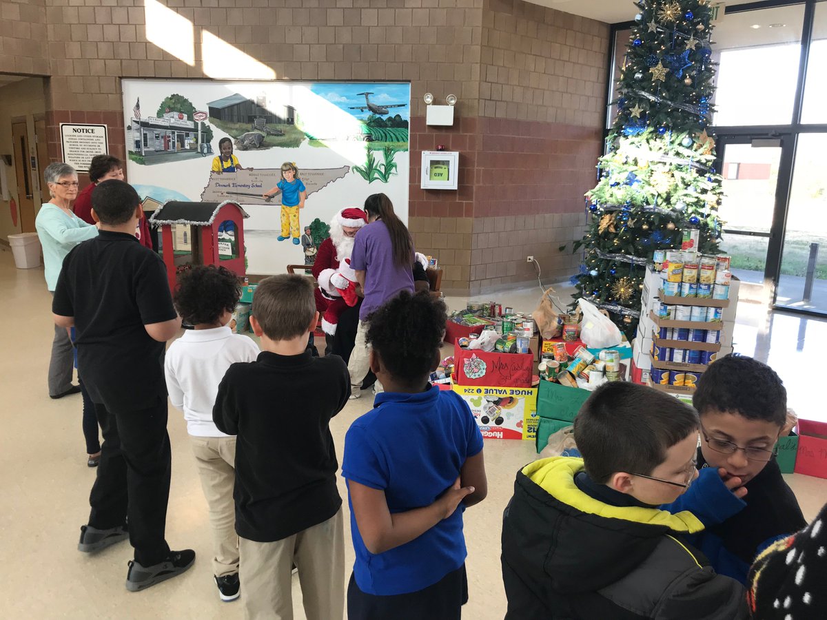 JMCSchools's tweet photo. 🎅🏽 sighting today at #DenmarkElementary 🎅🏽 Thank you to the South Jackson Civitan Club for arranging the special visit and 🎁🎁 for some of our exceptional students ❤️💚❤️💚 #Christmas2017 #holidayseason #community #caringforourstudents https://t.co/jHZMk3ilZl