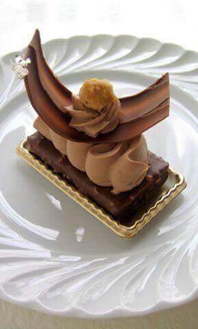 Thesz19's tweet photo. Yum🌲🎂Jolly evening with jolly dessertS https://t.co/6tRoXBswx1