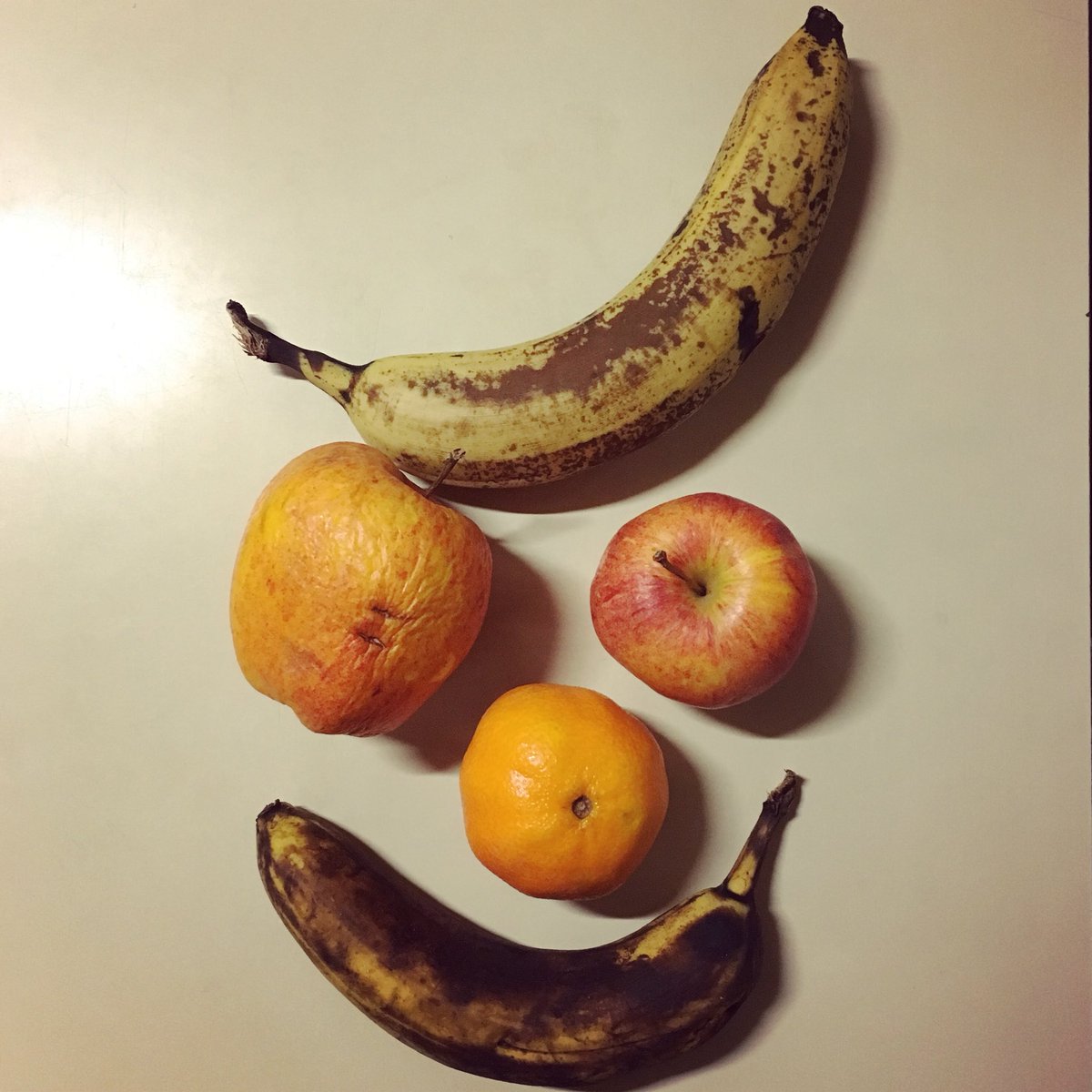 Anti food waste challenge! Gonna put these (somewhat ripe) abandoned fruits from work to good use - other than for making effigies of Trump... 😉 #turningtrashintotreasure #ffitfood #food #foodwaste #nofoodwaste