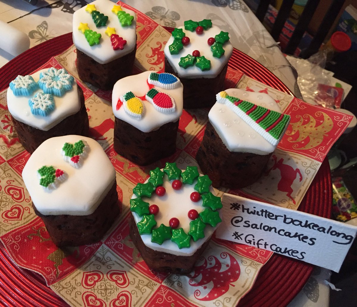 Sexyladi84Nicks's tweet photo. #TwitterBakeAlong My mini Christmas cakes #GiftCakes 🎄❄️🎅🏻🎁🎄🍰 @SalonGlace @thebakingnanna1 @Rob_C_Allen #Christmas2017 my nite is a bit wrong 🤔😞🤣 https://t.co/MGedLnHdVH