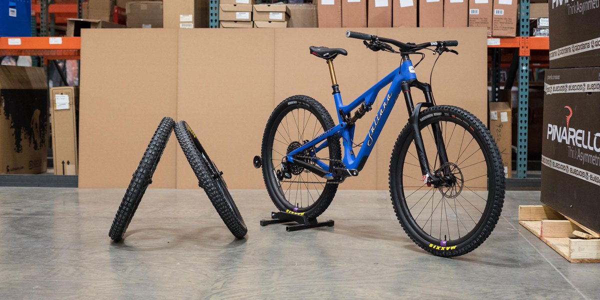 CompCyclist's tweet photo. The @julianabicycles Joplin loves spirited romps through the woods where rowdy rocks, and tight singletrack are par for the course. Paired with 29" and 27.5+" wheels, it's hard to find terrain where this bike doesn't excel, and why we chose it as the #ccbikeoftheweek. https://t.co/Pq1n0GNckT