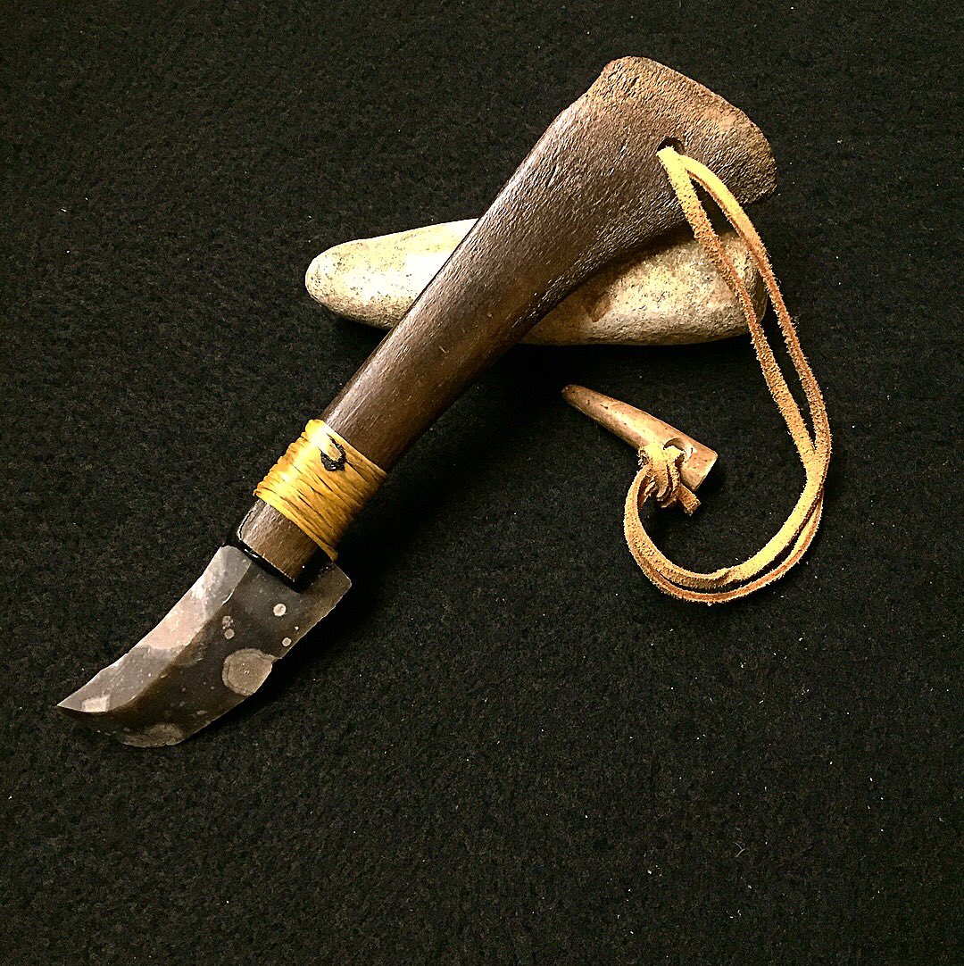 Rothersman's tweet photo. Blade is set in with pine pitch wrapped in artificial deer sinew a leather hand strap added with a antler bead and antler tine to make the strap adjustable . The great thing about this blade is it can be used in many different ways due to the blade shape. #thamesflintknapper https://t.co/Fk5MbmB3fl