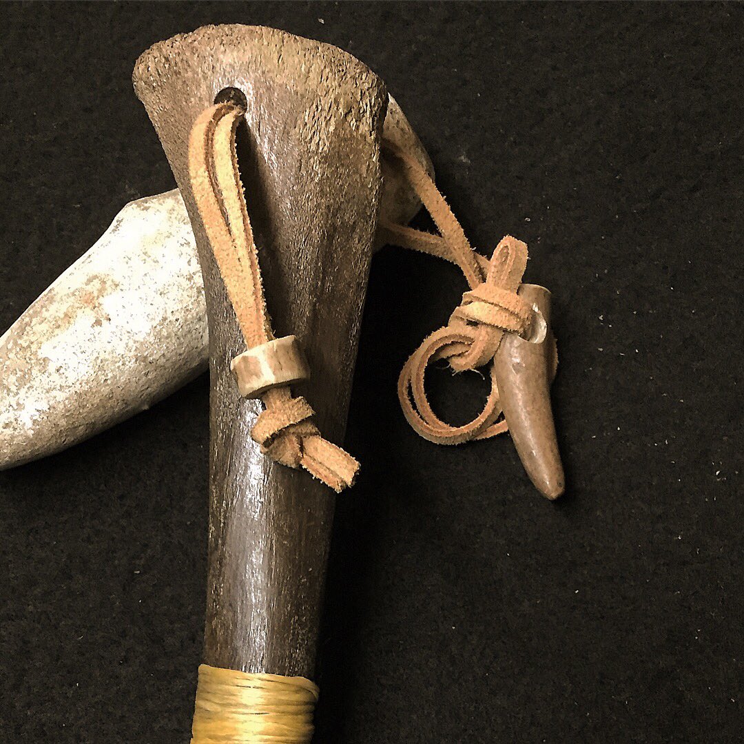 Rothersman's tweet photo. Blade is set in with pine pitch wrapped in artificial deer sinew a leather hand strap added with a antler bead and antler tine to make the strap adjustable . The great thing about this blade is it can be used in many different ways due to the blade shape. #thamesflintknapper https://t.co/Fk5MbmB3fl