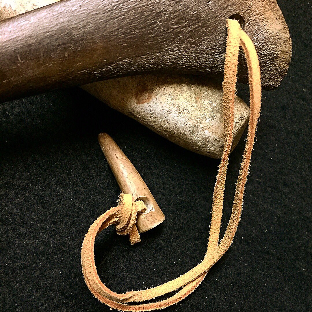 Rothersman's tweet photo. Blade is set in with pine pitch wrapped in artificial deer sinew a leather hand strap added with a antler bead and antler tine to make the strap adjustable . The great thing about this blade is it can be used in many different ways due to the blade shape. #thamesflintknapper https://t.co/Fk5MbmB3fl