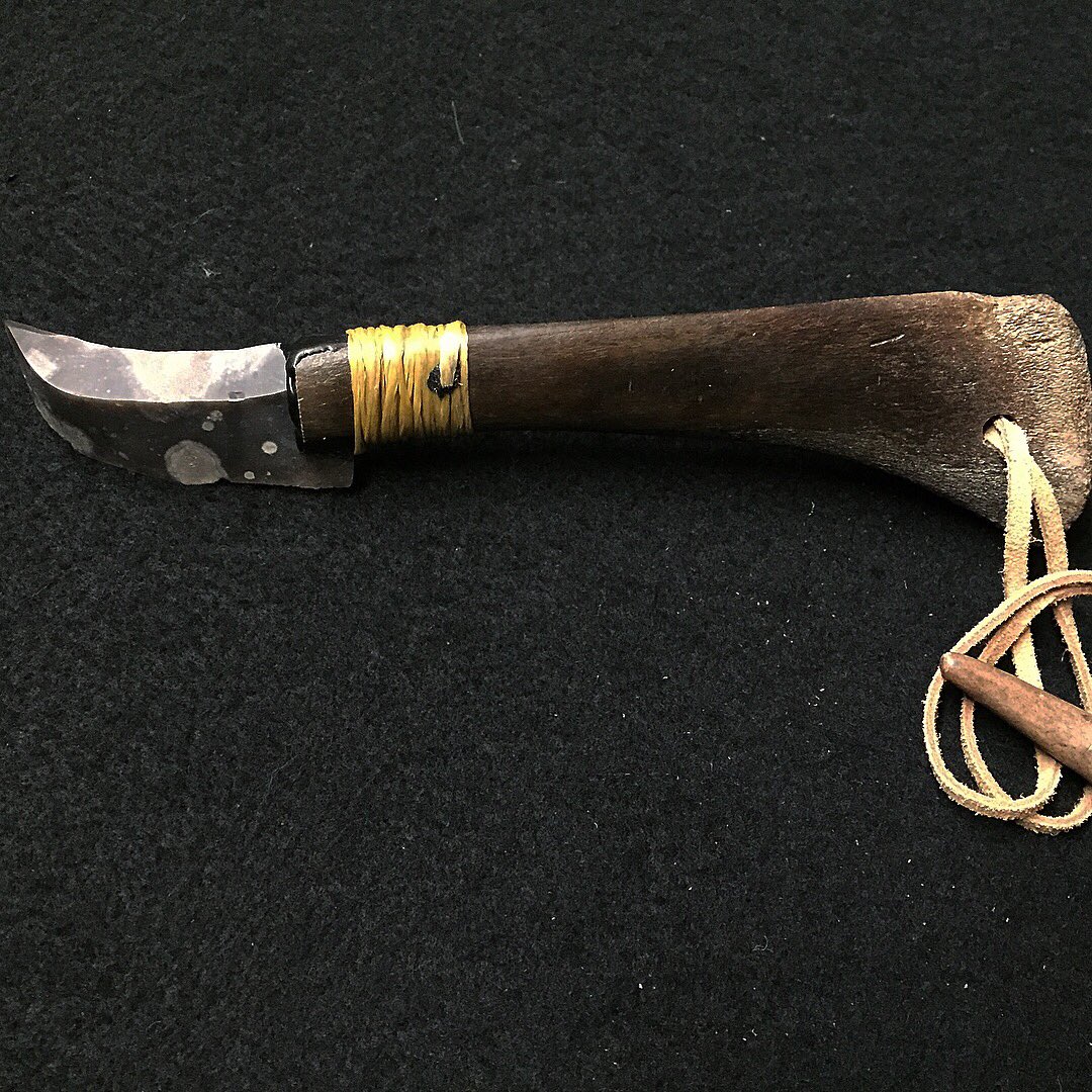 Rothersman's tweet photo. Blade is set in with pine pitch wrapped in artificial deer sinew a leather hand strap added with a antler bead and antler tine to make the strap adjustable . The great thing about this blade is it can be used in many different ways due to the blade shape. #thamesflintknapper https://t.co/Fk5MbmB3fl