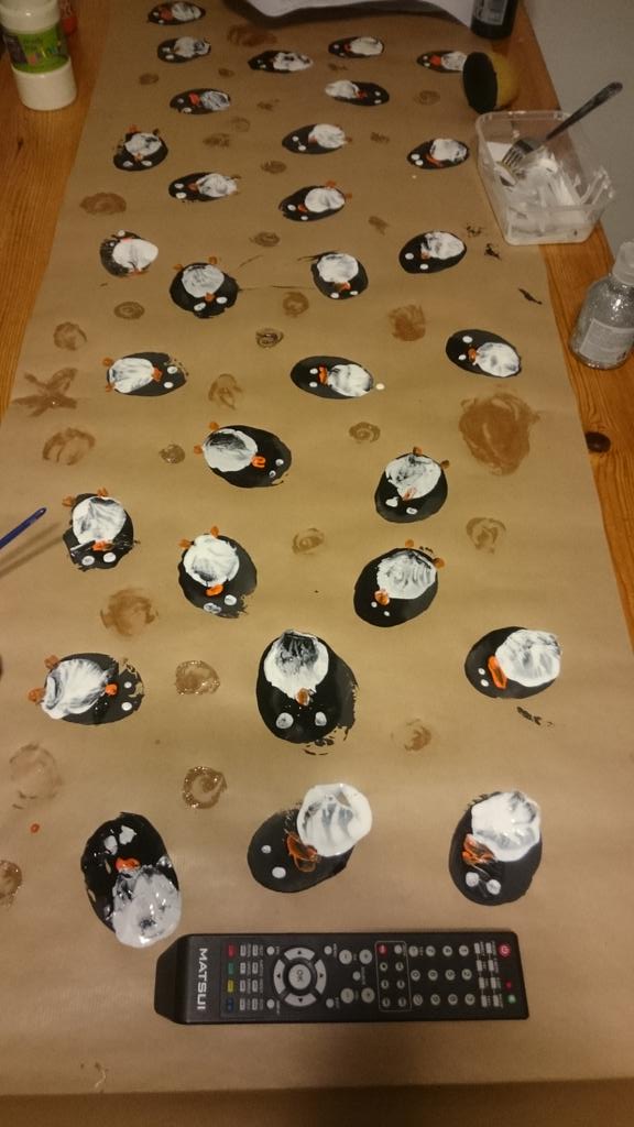 MiSGemBull's tweet photo. @KirstyAllsop we made wrapping paper! https://t.co/DvNLqCdhIy