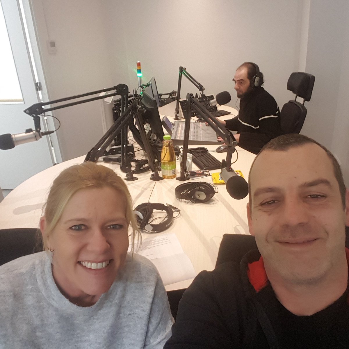 Op visite bij de stadsomroep schiedam. Pieter Bos de grabbeltonshow der muziek