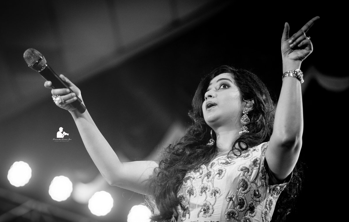 SIRI_love_SG's tweet photo. Words always fail to express your beauty 😍 @shreyaghoshal live in concert, Kolkata.
 https://t.co/wPfXuP8aCO