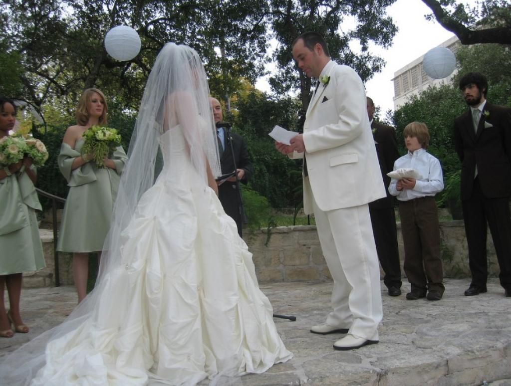 BridalBeach's tweet photo. 12 Tips to help you write your wedding vows from @acustomwedding https://t.co/0VxlOLM0ZA #weddingplanning https://t.co/nHNCXbQDqQ