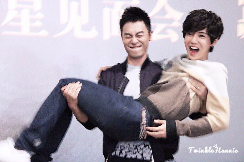 sweetieyouluhan's tweet photo. ในบรรดาผุ้ชายจีนไว้ใจไม่ได้มันจะมีอยุ่ 1 ชายที่ขิงข่าตะไคร้มาก พี่หยางมี่บอกพี่จูย่าเหวินชอบทำวิ้งคึใส่น้อง แล้วพี่จูย่าเหวินก็บอกน้องเหมือนแมว แล้วเนี่ย ชอบทำหน้าขิงใส่ลู่แฟนเวลาตัวเองได้ใกล้ชิดน้องอะ5555555555555555555 https://t.co/je6S8J6eYw