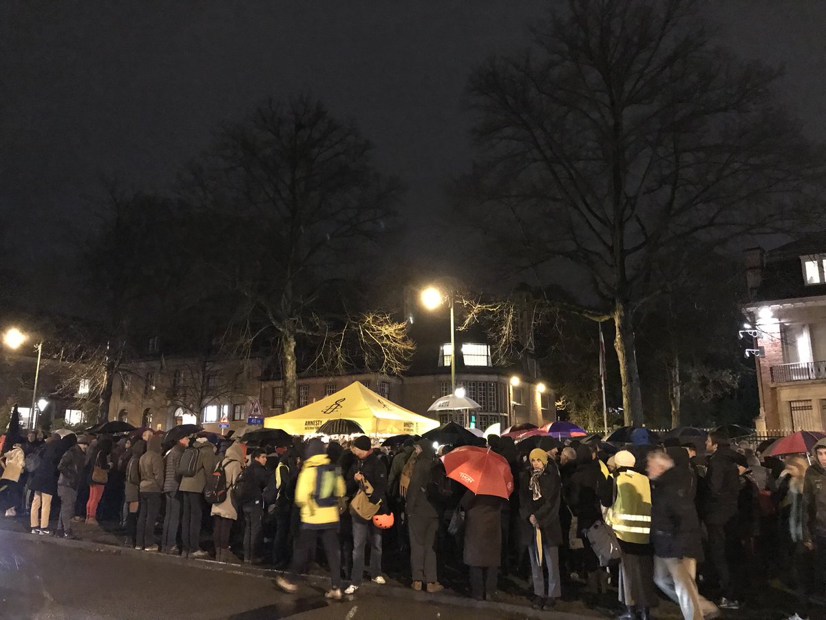 We belden aan bij de Iraanse ambassade, maar kregen geen gehoor. Dan maar onze unaniem gestemde resolutie om te pleiten voor de vrijlating van dr. Djalali in de bus gestoken. #FreeAhmadreza