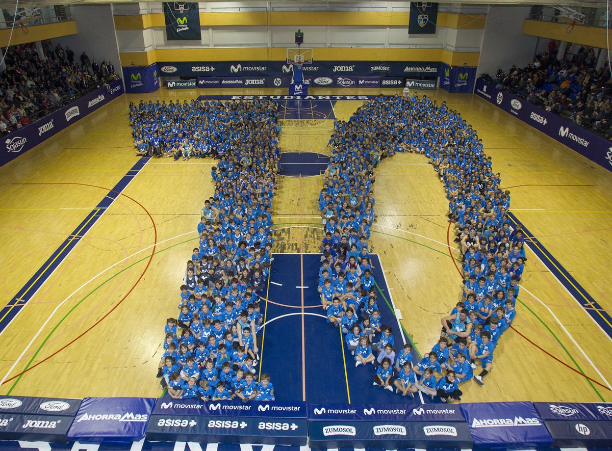 MovistarEstu's tweet photo. ¡¡Aquí la tenemos!!
La foto de familia de #MovistarEstudiantes 2017-18 , un homenaje a los 70 años de nuestra entidad. 1500 jugadores/as. desde los 4 años en babybasket a los profesionales de #LigaEndesa y #LigaDia 
#JuntosHacemosHistoria https://t.co/UEaiw71ReS