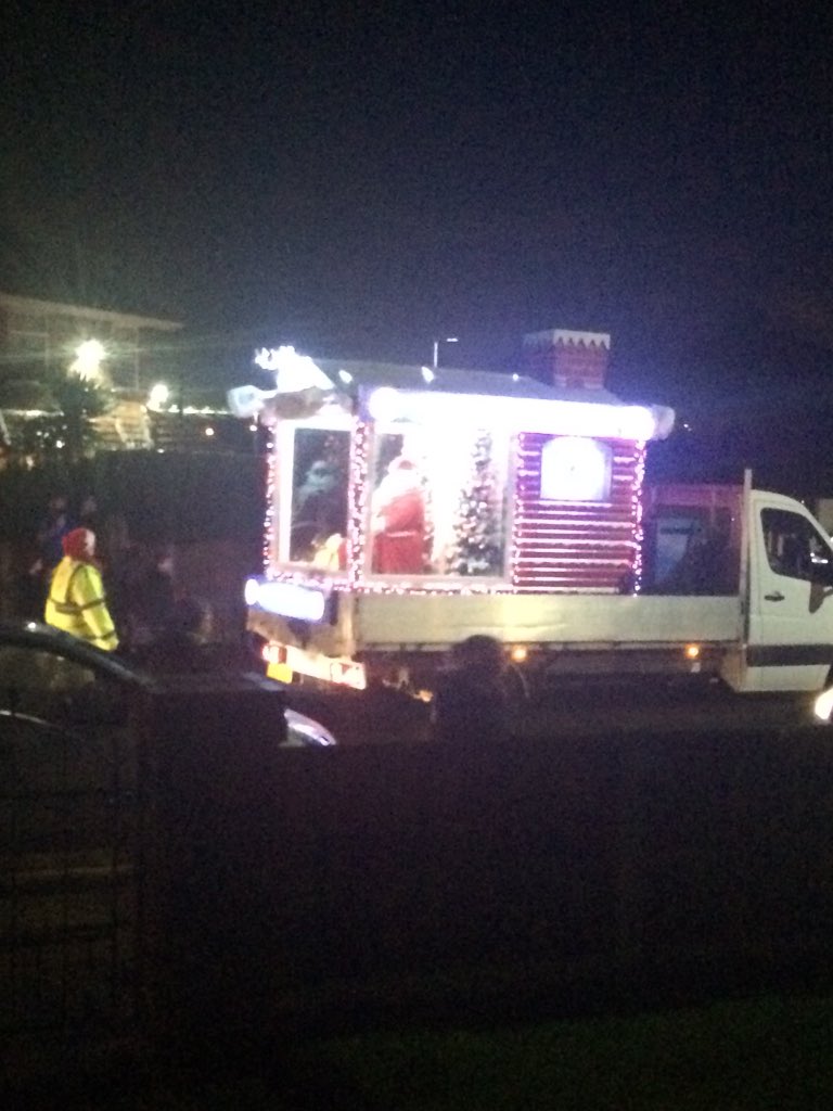 danprofit21's tweet image. Around Mottershead Road this evening. Was lovely to see many outside watching Santa pass but most of all donating to this charity. #charity #christmasfloat #widnes #rotaryclub #haltonboroughcouncil