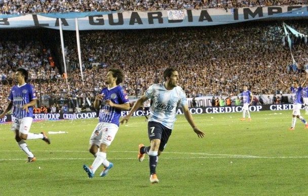 Fandehauche's tweet photo. Acontecimientos importantes de un 14/12/2014:
- Hauche jugaba su último partido en Racing (le anularon un gol).
- Hauche se abrazaba con Milito al terminar el partido vs. Godoy Cruz.
- Hauche festejaba su último título.
- Hauche daba la vuelta olímpica con el 22 a su lado. https://t.co/xJIdPIWO2n