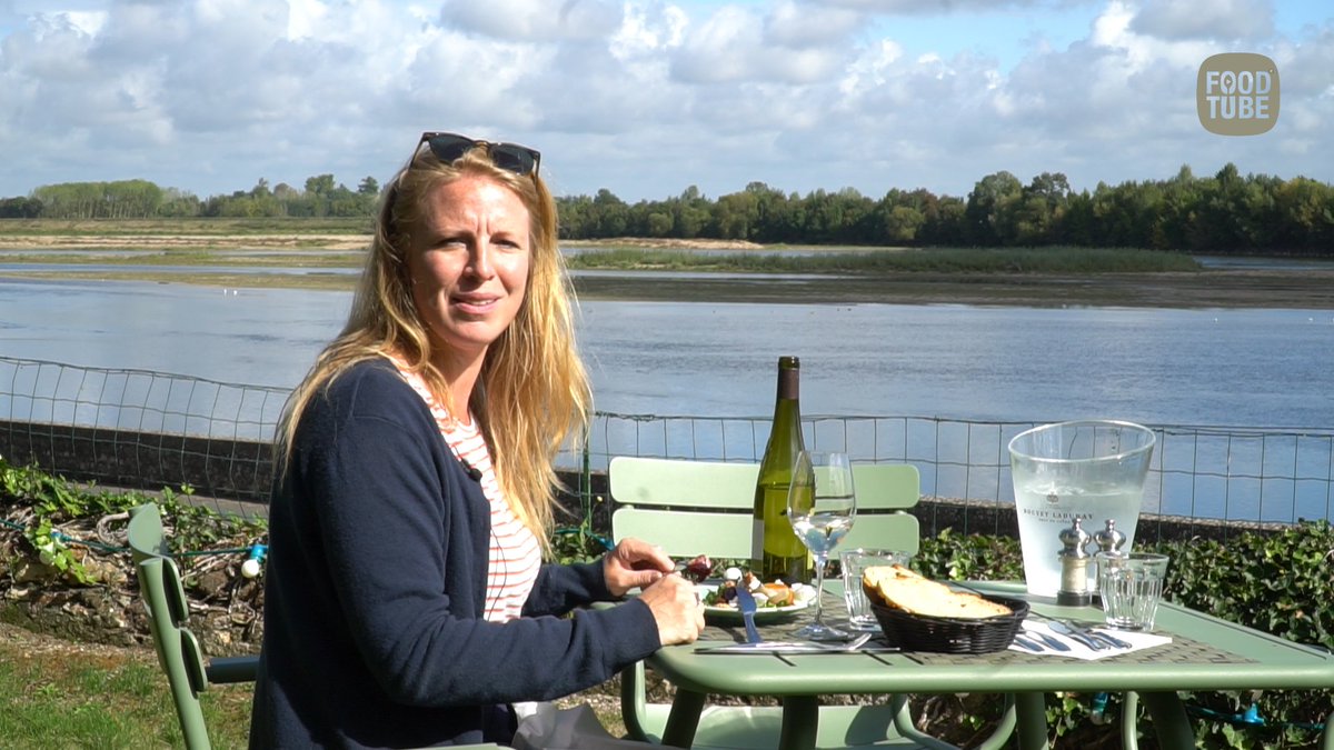 Met @CRUesmee (en een videocamera) naar de Loire voor de witte wijnen. Savennières bijvoorbeeld. foodtube.nl/savennieres-kr…