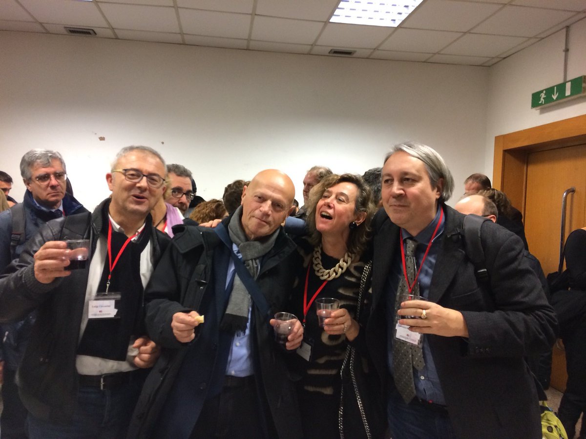 SaraBentivegna's tweet photo. Fine lavori a #compol17 Siamo al momento wine and chats https://t.co/PNFK3iqRia