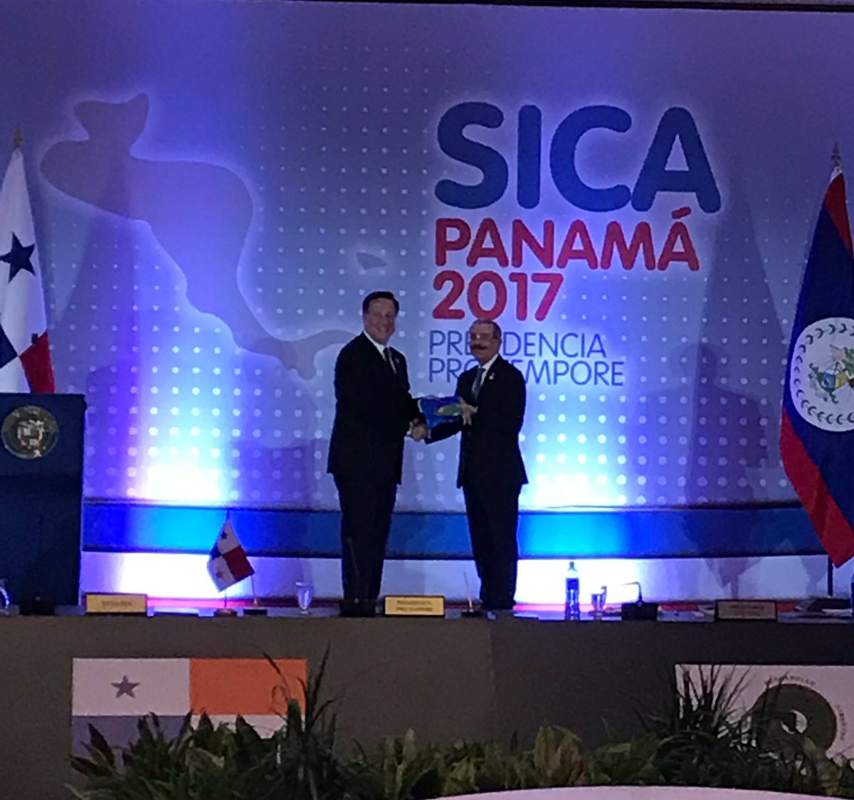 Pdte <a href="/JC_Varela/">Juan Carlos Varela</a> realiza traspaso de la Presidencia Pro Tempore del #SICA  al Presidente <a href="/DaniloMedina/">Danilo Medina</a> de República Dominicana.  #PPTSICAPanamá # CumbreSICAPma