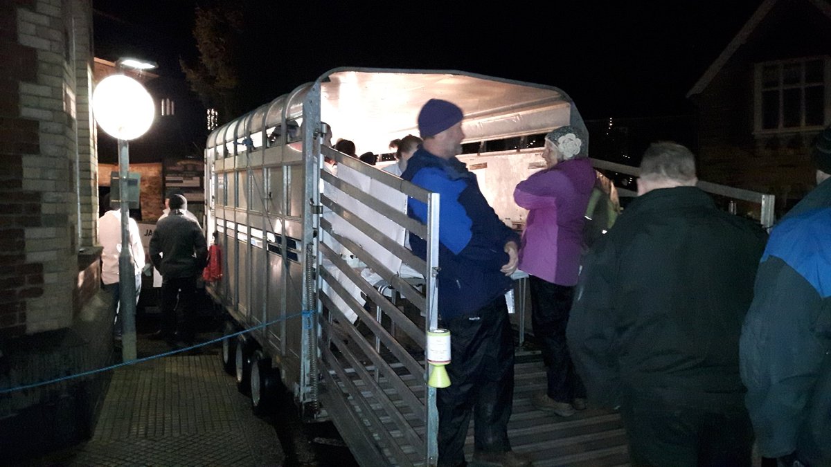 TamsinHarris21's tweet photo. Out with @LostyYFC at the town's Dickensian evening. The club have chosen @Cornwallhospice as their Charity of the Year. Tonight they're doing roaring trade with a Hog Roast - thanks @kittowsbutchers #Crackin #TeamCHC https://t.co/jh167MriVg