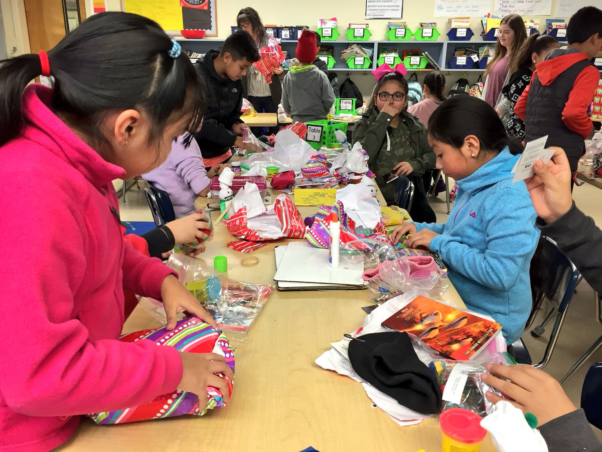 MikeKATU's tweet photo. TOTALLY AWESOME!  Today some kids from Sprague HS in Salem continued a 20-year tradition: collecting, fundraising &amp; bringing gifts to ALL 440 students at Hoover Elementary, giving these kids a Christmas they may not otherwise have.  Wow! Story #LiveOnK2 https://t.co/zn7BAEItUW
