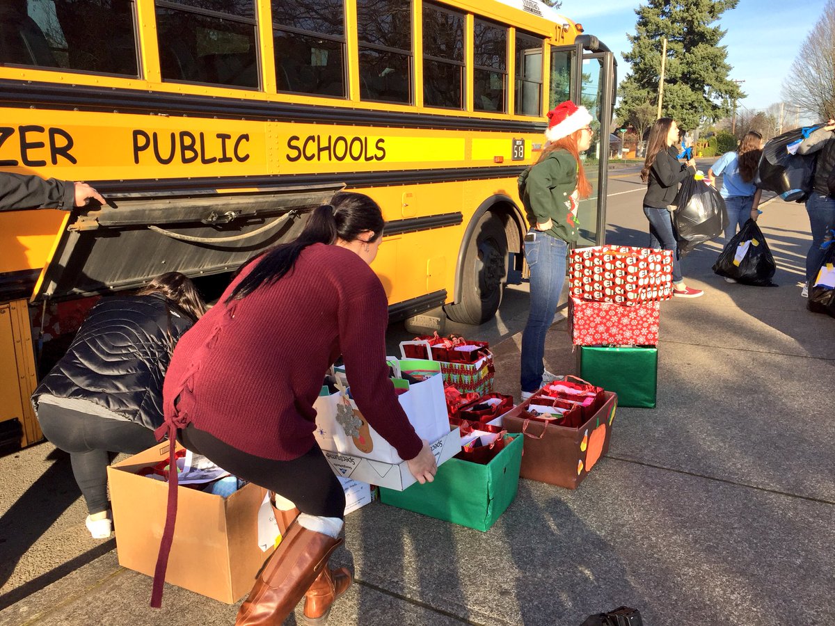 MikeKATU's tweet photo. TOTALLY AWESOME!  Today some kids from Sprague HS in Salem continued a 20-year tradition: collecting, fundraising &amp; bringing gifts to ALL 440 students at Hoover Elementary, giving these kids a Christmas they may not otherwise have.  Wow! Story #LiveOnK2 https://t.co/zn7BAEItUW