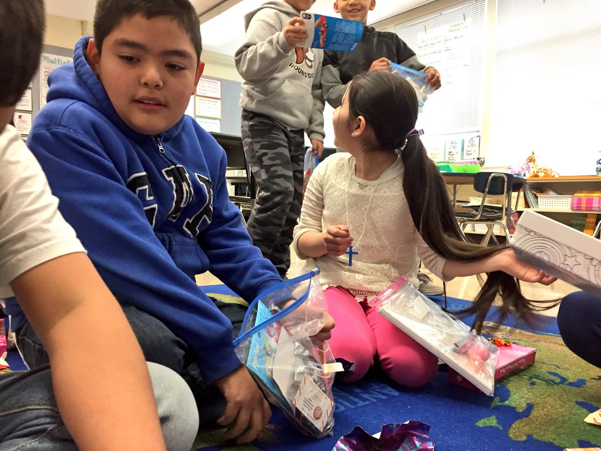MikeKATU's tweet photo. TOTALLY AWESOME!  Today some kids from Sprague HS in Salem continued a 20-year tradition: collecting, fundraising &amp; bringing gifts to ALL 440 students at Hoover Elementary, giving these kids a Christmas they may not otherwise have.  Wow! Story #LiveOnK2 https://t.co/zn7BAEItUW