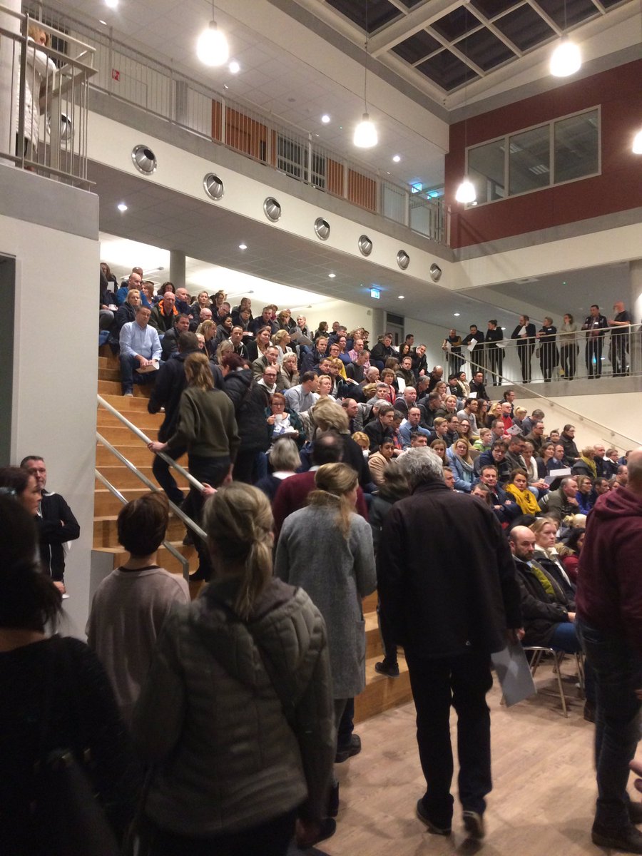 carmelhengelo's tweet photo. Voor het eerst een volle school #VMBOHengelo Mooie opkomst informatieavond!! #trots @gildecollege @VMBOSpindel https://t.co/cHTzZ0b6qM
