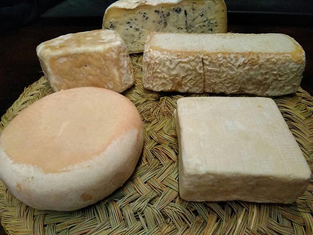 blocdeformatges's tweet image. Moments del tast compartit ahir entre @blocdeformatges i konvent @puntzero Màxim plaer!!!! #formatgesivins al #corpusberga
