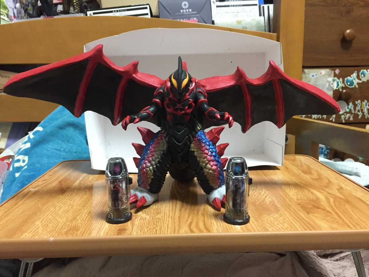 Twitter 上的 ぼんじん 父が可愛いがってやる ベリアル融合獣キメラベロス 今回最も苦労した奴 どうしても羽根が欲しかったのだ 若干斜めっちゃってるけど個人的には満足 石粉粘土の塊なのでクソ重いです 笑 4枚目は比較 ウルトラマンジード ウルトラ