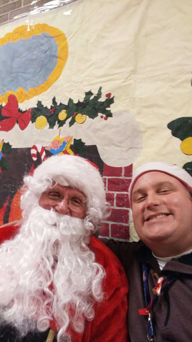 Skena3's tweet photo. @BrunswickSGA Santa's Workshop was great because of all of our awesome students! Thanks to all the groups for coming out tonight for the kids #OneSchoolNoLimits https://t.co/KSFJbQxK9u