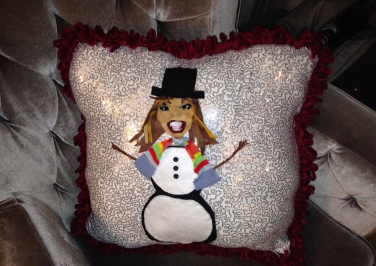 bridgetmcmanus's tweet photo. #tbt the holiday pillow I made for the #qlshow https://t.co/fQ7QxSTDbo