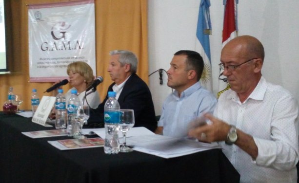 #ahora #campo #lecheria Pedro Rostagno renueva su mandato como presidente de la Sociedad Rural de Rafaela. <a href="/pedro_rostagno/">Pedro Rostagno</a> <a href="/AteneoCARSFe/">Ateneo CARSFe</a>