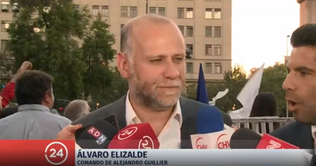 24HorasTVN's tweet photo. Álvaro Elizalde: "Alejandro Guillier está comprometido con liberar la mochila del endeudamiento a las familias de clase media y sectores vulnerables". #24Play https://t.co/rcoMRuSMWM https://t.co/bwxVpqI26u