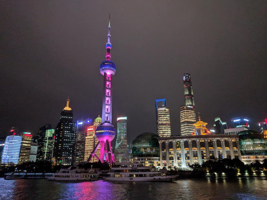 realALS1102's tweet image. The #APXPS2017 conference dinner on the #Bund was a big success! Wonderful entertainment, food, and company! #ShanghaiTech