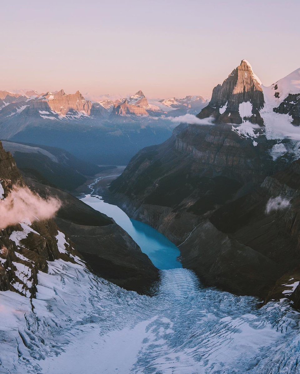 spnarani93's tweet photo. High above the Canadian Rockies https://t.co/0MFoDixAwy