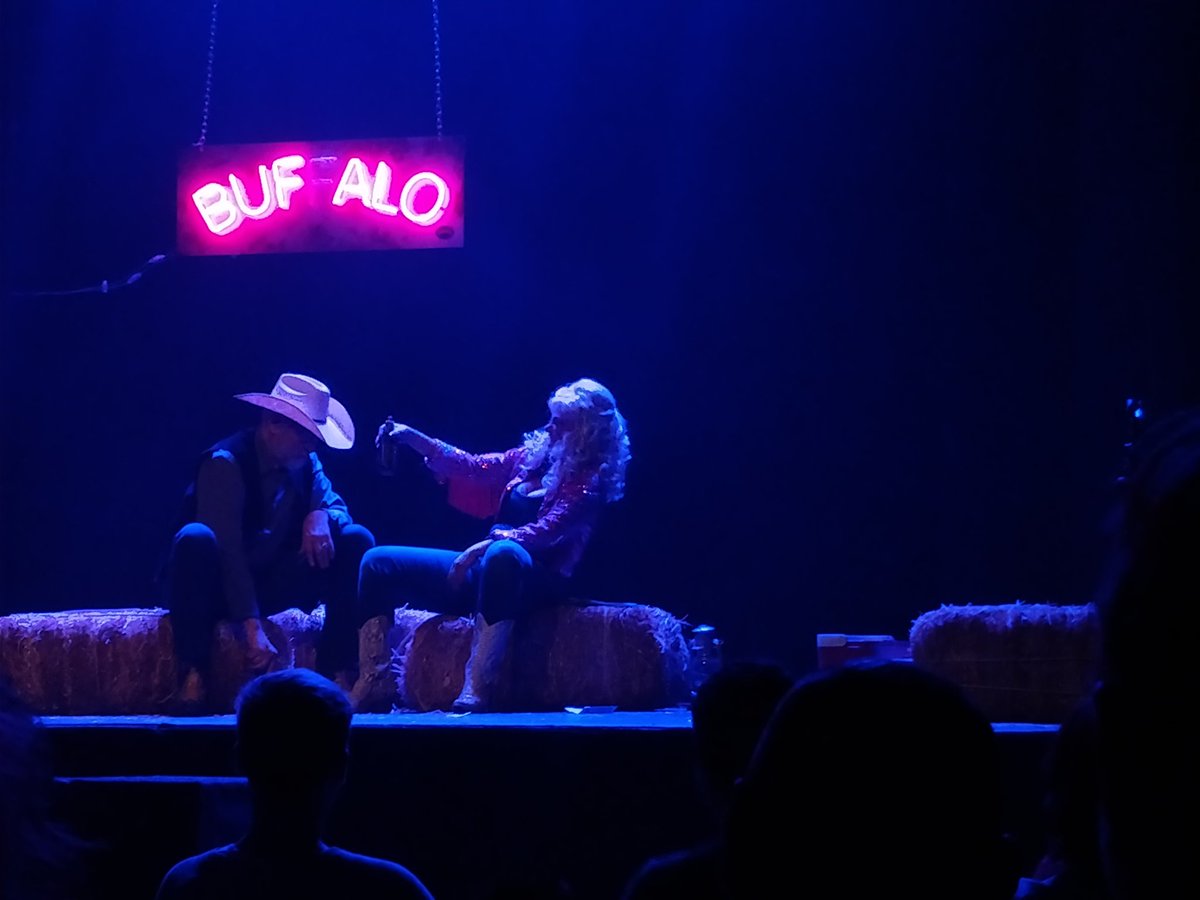 jpijuann's tweet photo. Magnífico plan de jueves en @TeatroAlfil de la mano de los chicos de #buffalo y @foundersbrewing #brewedforus https://t.co/zNTU4klpCd