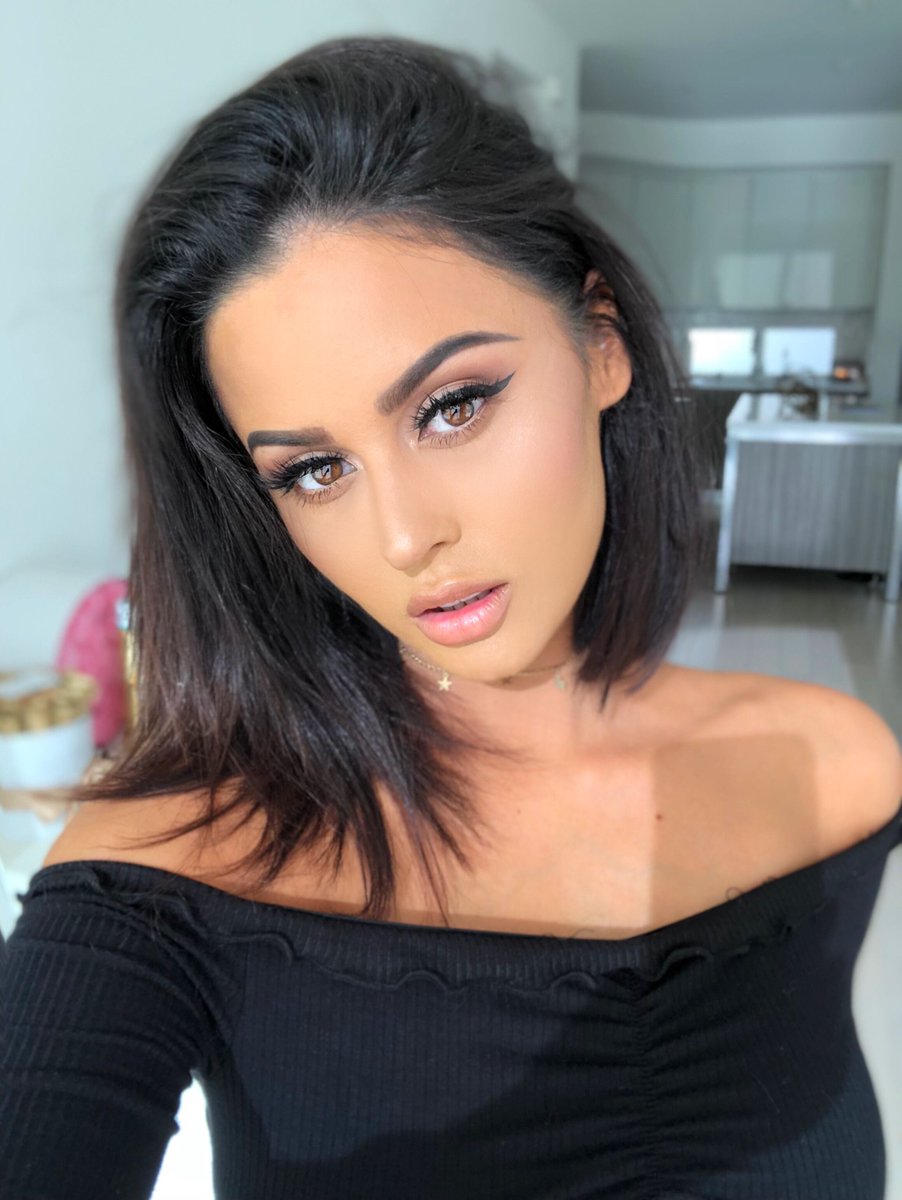christendtweets's tweet photo. A flower does not think of competing to the flower next to it, it just blooms. 🌸🌸 https://t.co/DrP3MIL1cH