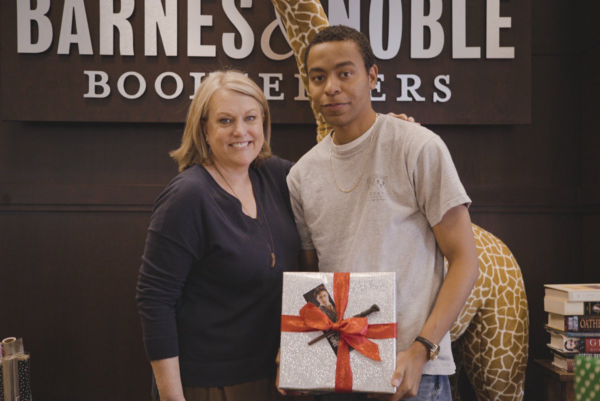 Barnes Noble On Twitter Thanks To Hallmark S Gift Wrapping