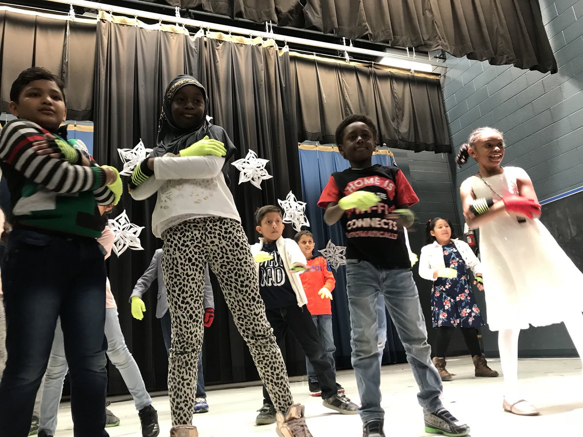 Arnott_Charlton's tweet photo. What an amazing dance presentation from this Grade Three class! #BetterBundleup @Sranwan1 https://t.co/TYSuIQxkBA