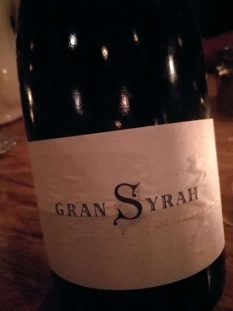 gabikara's tweet photo. Uno ,el gran elegante #Blue de @EntreveroW para mí un clasico de buen gusto y el otro , un Syrah para amantes del vino gordo y sus sensaciones , cuanta variedad ayer en @elperonperon  ,que suerte la nuestra amigos ... https://t.co/gTTPVh8bk6
