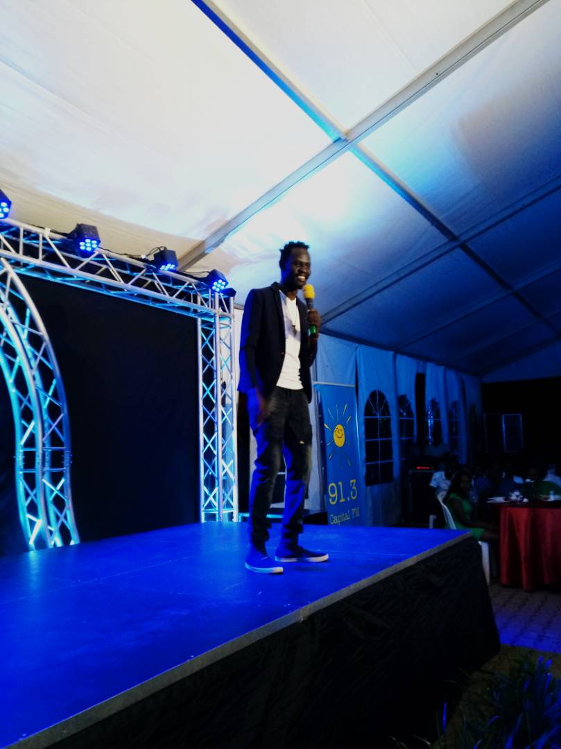 paulwebs1's tweet photo. One time they took "Kawunyemu" to soroti the home of alcohol, the next day they had arrested the whole village, RDC, DPC, OC etc. Emma #DinersComedy https://t.co/xsj0Y9O2BS