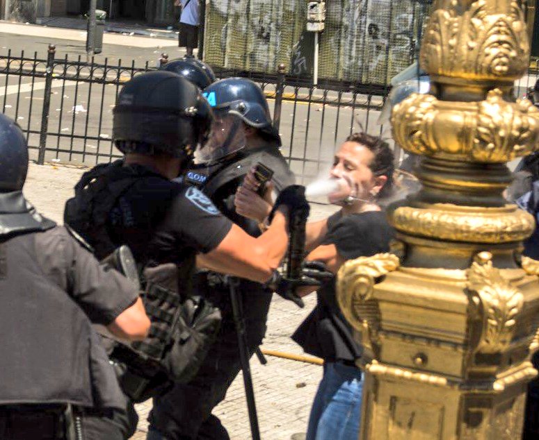 SebasAbrevaya's tweet image. TREMENDO | La Policía Federal le tira gas pimienta a la diputada del FpV @mayrasmendoza
