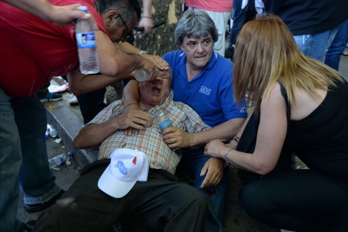 prensaopal's tweet photo. Esto no es Venezuela...
ARGENTINA: Violenta represión de Gendarmería a la protesta contra las reformas que propone el Gobierno de Macri https://t.co/viMA1apzez