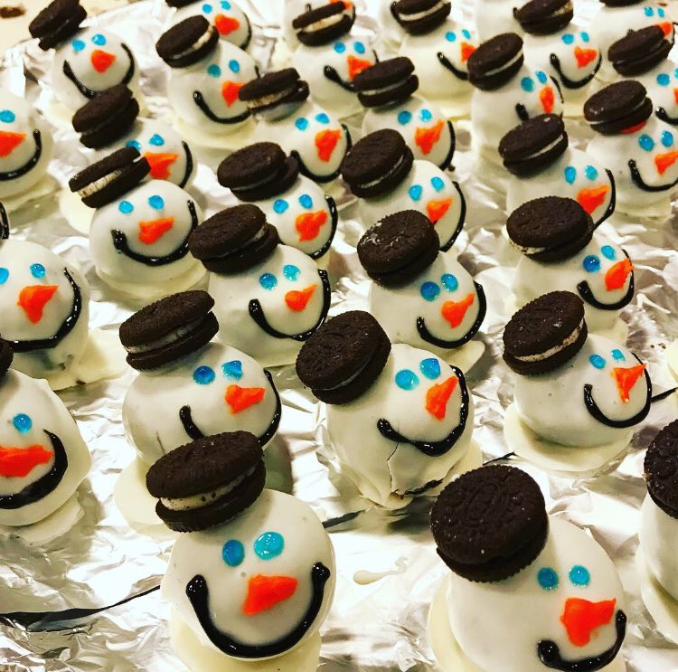 abbyinthemtns's tweet image. if not for my writing, use me for my baking 👍🏼☃️❄️😉 #homemadesnowpeople #oreofascinators #clienttreats #agencylife #freelancerlife #copywriter #freelancecopywriter #denvercopywriter #bouldercopywriter