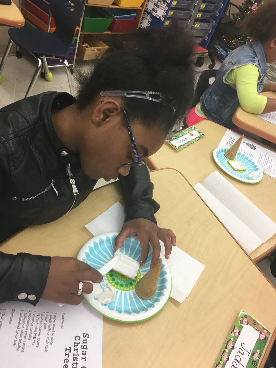 burcham_piccola's tweet photo. We made Sugar come Christmas trees!! The kids loved reading the recipe and creating their treat! We even had comprehension questions about our recipe! Learning is always more fun with icing! #180DaysofGreatness #TheFranklinDifference @leighmragsdale https://t.co/MQi2x8zLzO