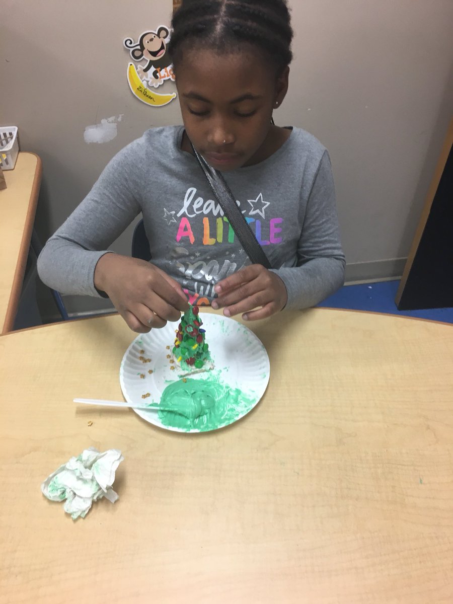 burcham_piccola's tweet photo. We made Sugar come Christmas trees!! The kids loved reading the recipe and creating their treat! We even had comprehension questions about our recipe! Learning is always more fun with icing! #180DaysofGreatness #TheFranklinDifference @leighmragsdale https://t.co/MQi2x8zLzO