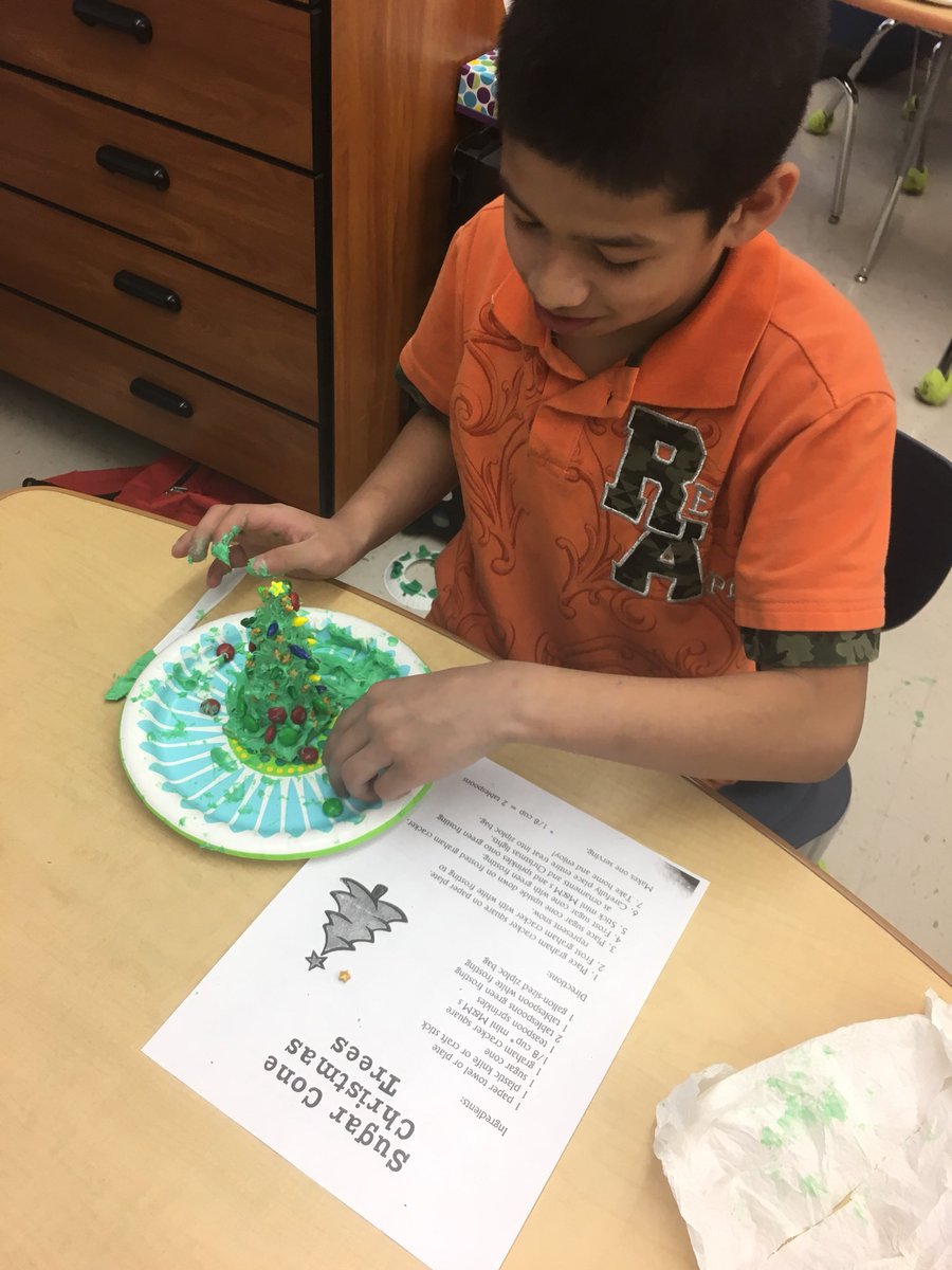 burcham_piccola's tweet photo. We made Sugar come Christmas trees!! The kids loved reading the recipe and creating their treat! We even had comprehension questions about our recipe! Learning is always more fun with icing! #180DaysofGreatness #TheFranklinDifference @leighmragsdale https://t.co/MQi2x8zLzO